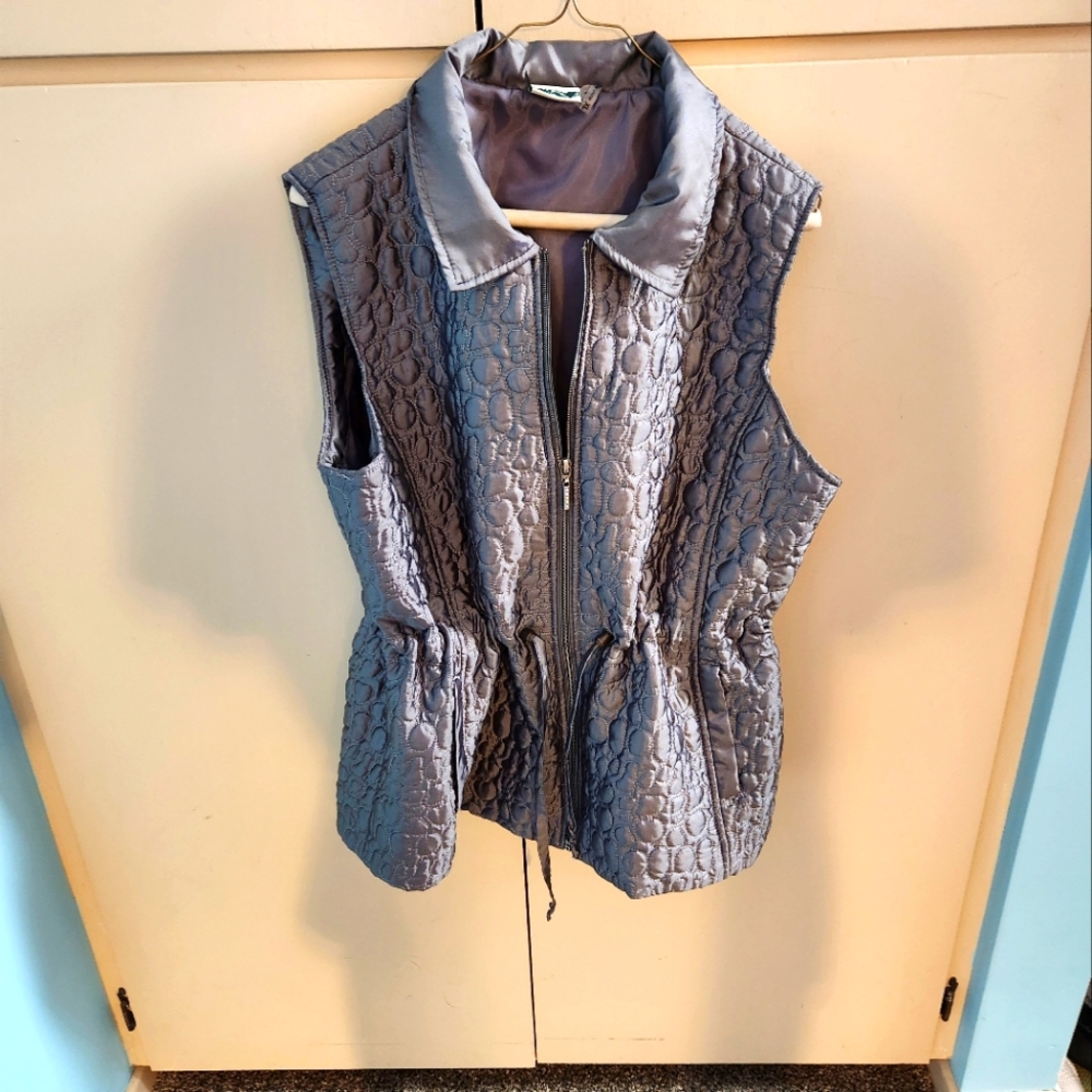 Ladies Gray Quilted Vest. Size XL